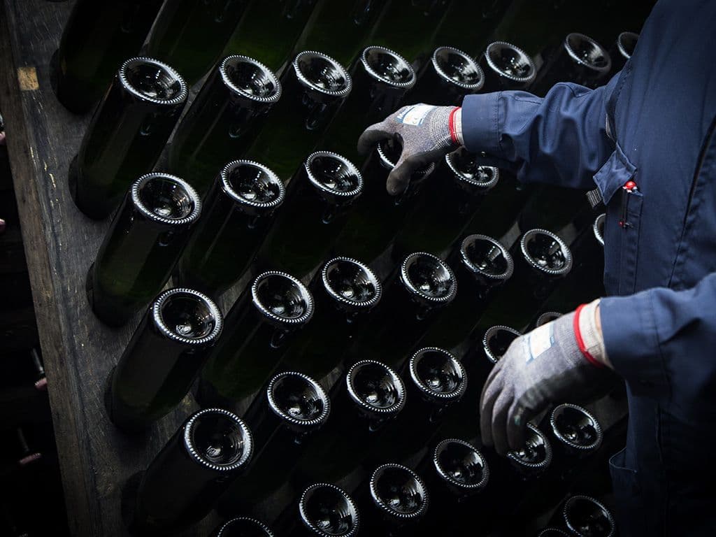 We zoeken de Franse term voor de bewerking uit de méthode traditionnelle waarin van een stille wijn een bruisende champagne wordt gemaakt. Hierbij worden de flessen die met de hals in een pupitre staan met een korte handbeweging gedraaid, geschud en iets verticaler in de opening gebracht. Vandaag wordt dit werk soms al geautomatiseerd, maar doorgaans gebeurt dit nog met handenarbeid. Wat is de term voor deze bewerking?