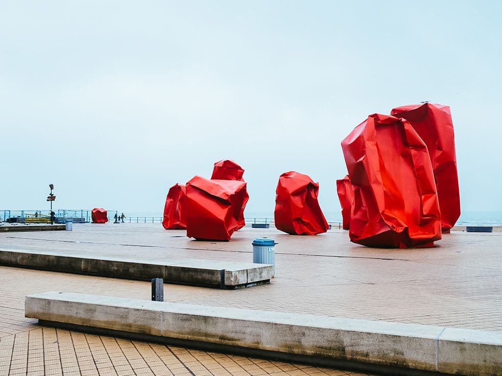 Begin 2017 trok de stad Oostende aan het langste eind in een rechtszaak die de eigenaars van een appartement aan het Zeeheldenplein hadden aangespannen. Volgens de eigenaars belemmert het kunstwerk van Arne Quinze hun zicht op zee. Wat is de naam van dit kunstwerk?