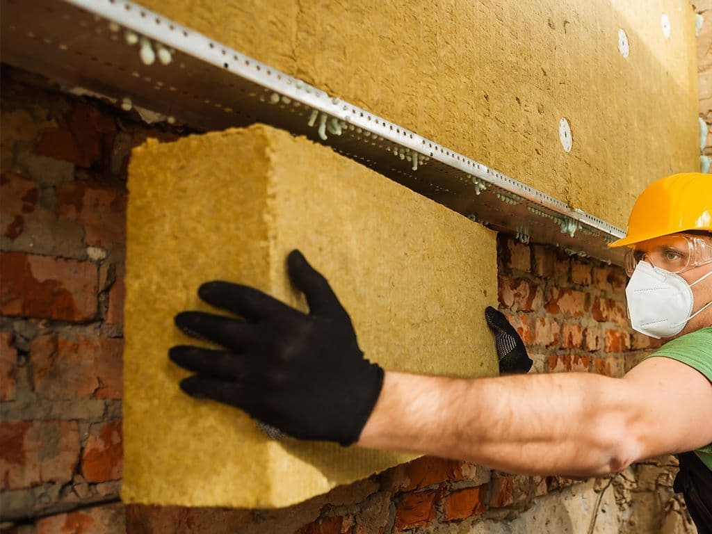 We zoeken de naam van een internationaal bedrijf dat zijn basis heeft in Denemarken. Het is de grootste producent van steenwol isolatiemateriaal ter wereld.
