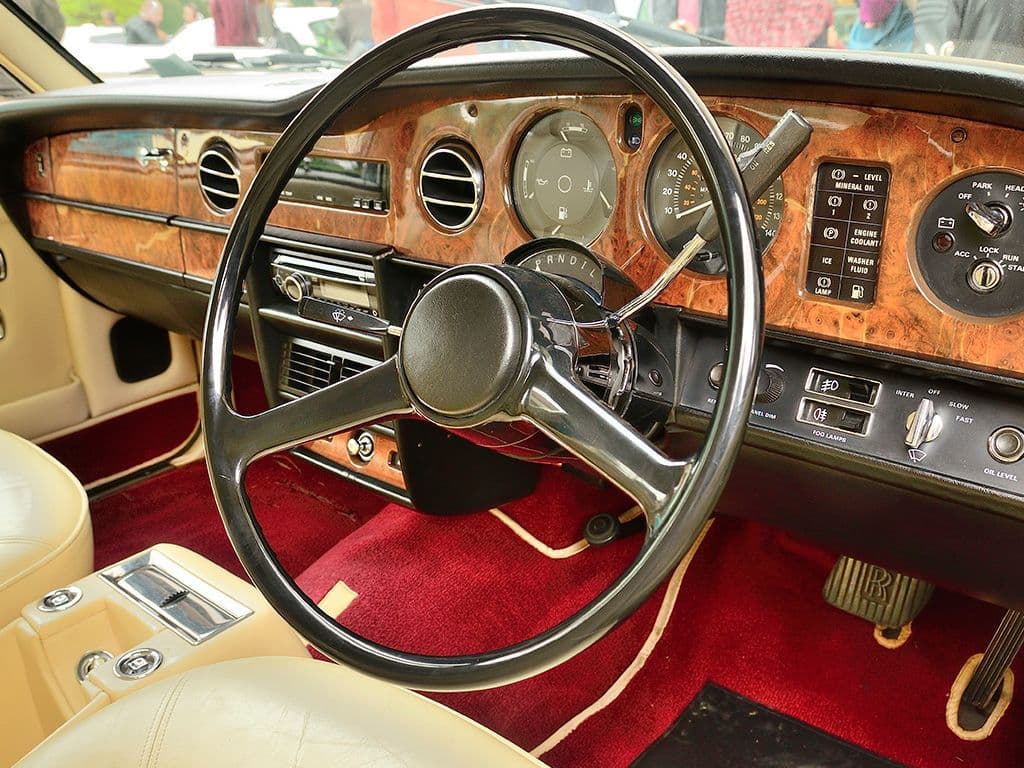 Welk hout gebruikt men voor het dashboard van een Rolls Royce?