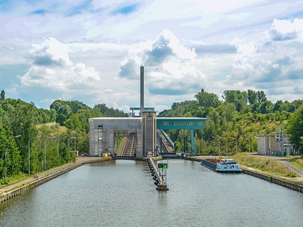 We zien hier een scheepslift op het Kanaal Charleroi-Brussel. Het overbrugt het hoogteverschil met het Henegouws Plateau. Hoe heet deze scheepslift?