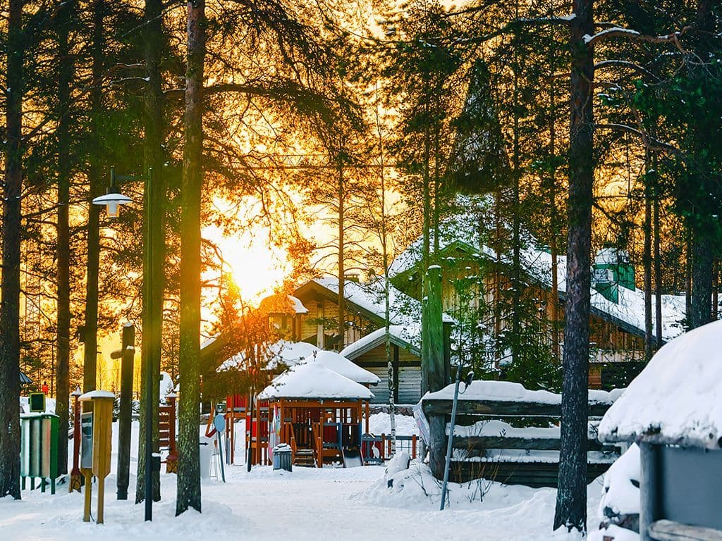 Het Dorp van de Kerstman is een Fins kerstthemapark. Hier bevindt zich het kantoor van de Kerstman waar kinderen het hele jaar door de Kerstman kunnen bezoeken. Het dorp ligt midden op de poolcirkel. Wat is de naam van dit Fins dorp?