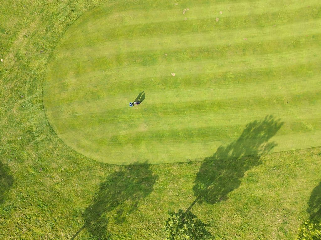 Een mooie sportvraag die niet rond voetbal of wielrennen draait. We zijn op zoek naar een prestigieuze golfwedstrijd tussen Europa en Amerika. Twaalf Amerikaanse golfers nemen het op tegen twaalf Europese golfers. Het betreft hier om mannelijke golfers die in teamverband spelen. De vrouwelijke tegenhanger heet de Solheim Cup. Wat is de volledige naam (twee delen) van deze wedstrijd?