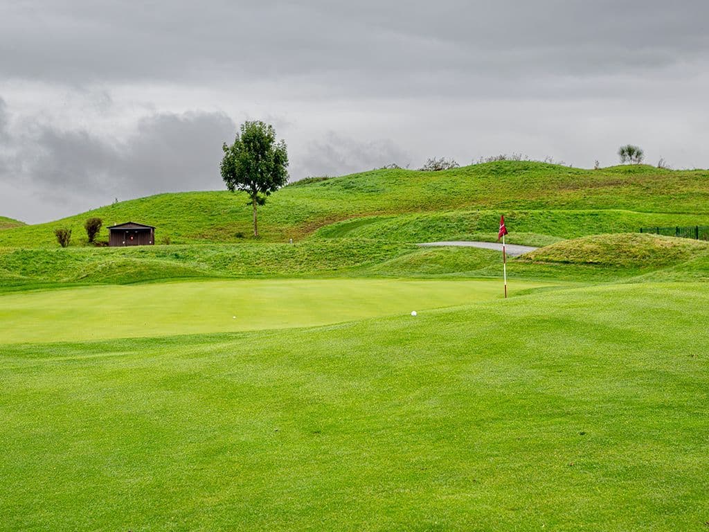 We zoeken de naam van een prestigieus golftornooi dat tweejaarlijks wordt georganiseerd en waarbij teams uit Europa en de USa het tegen elkaar opnemen. Oorspronkelijk bestond het Europese team enkel uit Engelsen, het tornooit werd dan ook voor het eerst georganiseerd door een Engelse ondernemer naar wie het werd vernoemd. De editie in 2025 werd gewonnen door Europa, maar haalde vooral de pers door het onsportieve gedrag van de Amerikaanse fans.