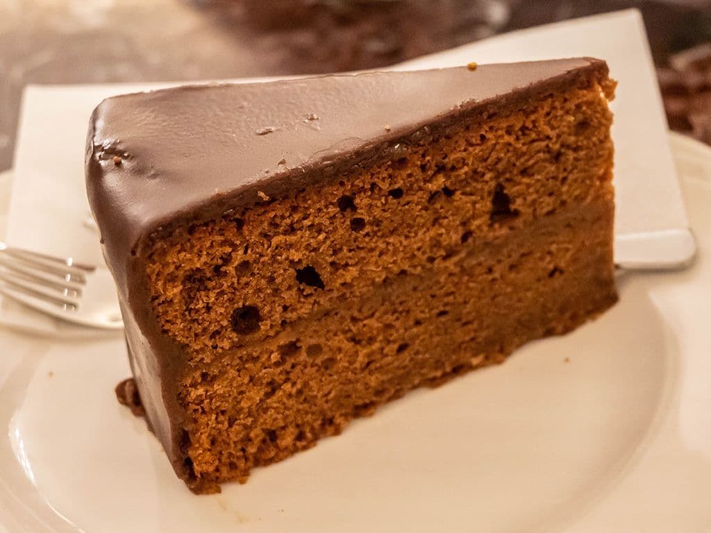 Deze beroemde taart uit Wenen bestaat uit chocoladecake, gevuld met abrikozenmarmelade en bedekt met een dikke laag chocoladeglazuur. De taart werd in 1832 bedacht door een leerling in de keuken van de Oostenrijkse politicus Klemens von Metternich. De naam van de bedenker leeft voort in de taart en is ook onlosmakelijk verbonden met een Weens vijfsterrenhotel. Naar welke taart zijn we op zoek?