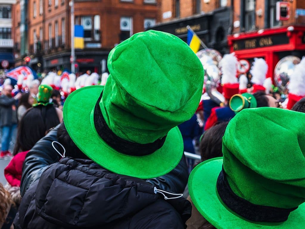 In Ierland viert men de Nationale Feestdag op 17 maart. Hoe wordt deze dag nog genoemd in Ierland?