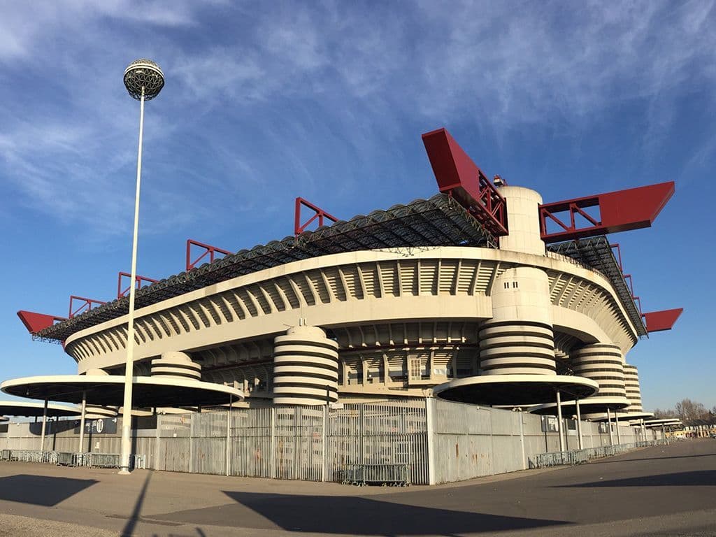 Dit stadion wordt gedeeld door AC Milan en Internazionale, ondanks hun grote rivaliteit. De officiële naam van het stadion is Stadio Giuseppe Meazza, naar een speler die voor beide clubs uitkwam. Het stadion wordt door de fans van AC Milan nog steeds genoemd naar de wijk waar het ligt. Welke naam zoeken we?