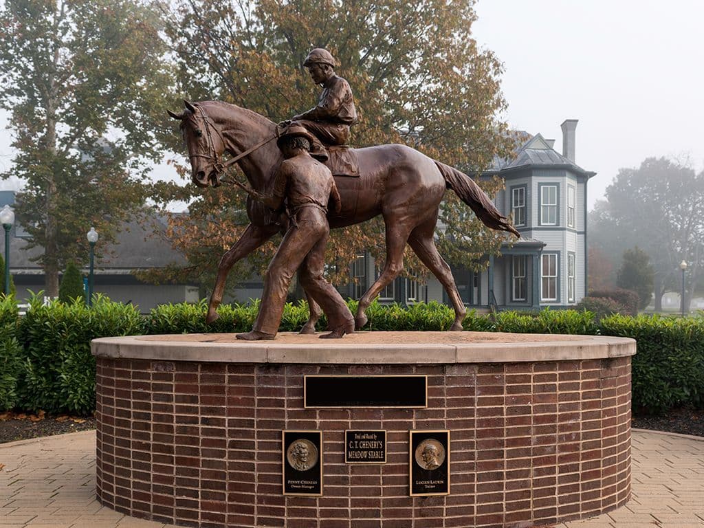 Dit racepaard is volgens velen het beste paard aller tijden. Zijn eigenaar noemde hem liefkozend 'Big Red'. Wat is de naam van dit paard dat in 1973 één week op de covers van TIME, Sport Illustrated en Newsweek verscheen?