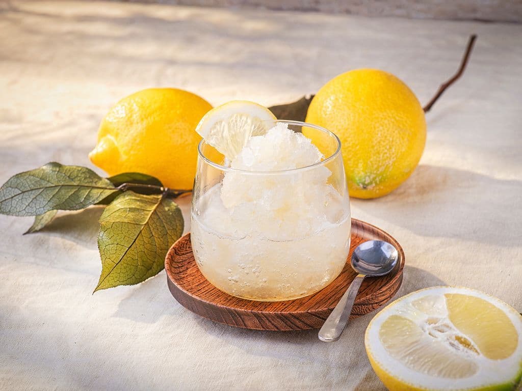Welke traditionele Italiaanse tussengerecht of digestief, afkomstig uit de regio Veneto, wordt meestal geserveerd tussen de gangen door, bestaat uit citroensorbet gemengd met prosecco en soms een scheutje wodka, en staat bekend om zijn frisse, licht alcoholische smaak?