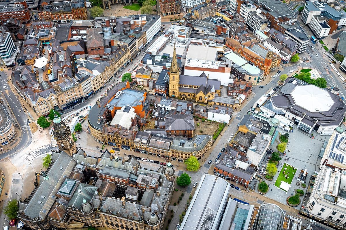 We zoeken de naam van een Engelse stad, die qua inwoners de vierde grootste stad van
Engeland is. Dankzij zijn staalindustrie had het een grote bijdrage tijdens de Industriële Revolutie.
Tegenwoordig is het een groot dienstencentrum, waar een aantal banken gevestigd zijn. Ook
heeft ze van alle Europese steden de meeste bomen per inwoners. Verder staat de stad bekend
als een muzikale stad, het is onder meer de thuisstad van bands als The Human League en The
Arctic Monkeys. Welke stad zoeken we?