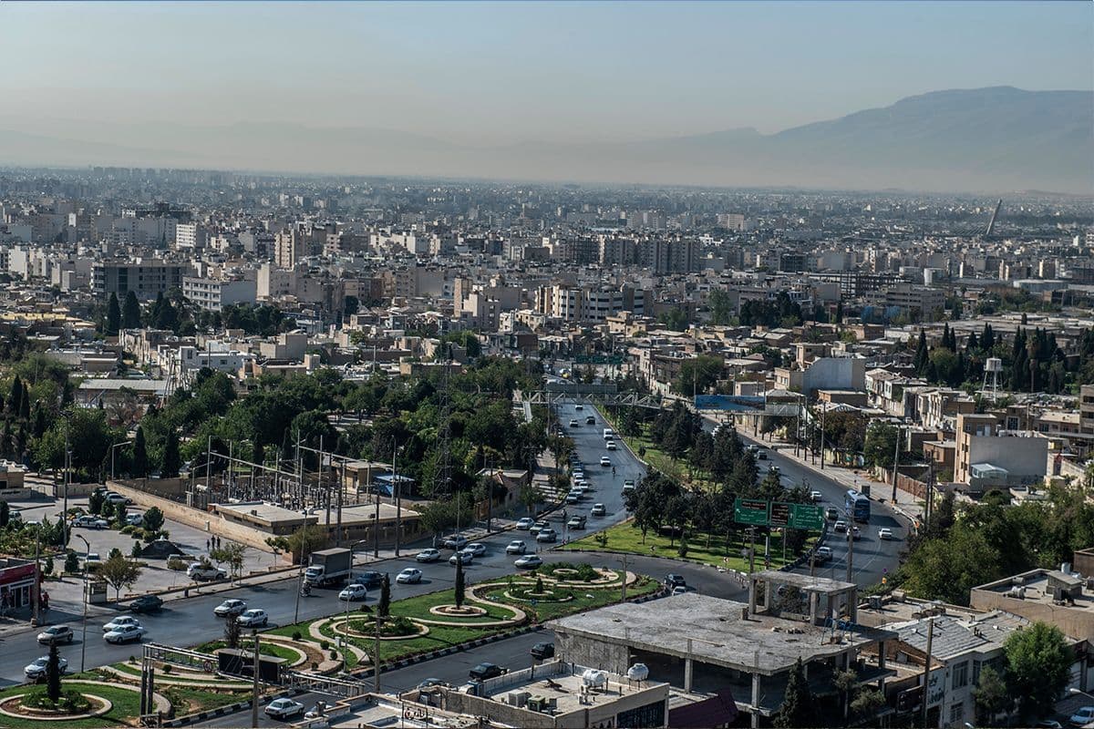 De hoofdstad van de provincie Färs in Iran telt 1,5 miljoen inwoners en wordt ook de stad van rozen
en nachtegalen genoemd. Ze ligt aan de voet van het Zagrosgbebergte en is de geboortestad van
Qutb al-Din al-Shirazi, de eerste geleerde die de regenboog verklaarde. Welke stad zoeken we?