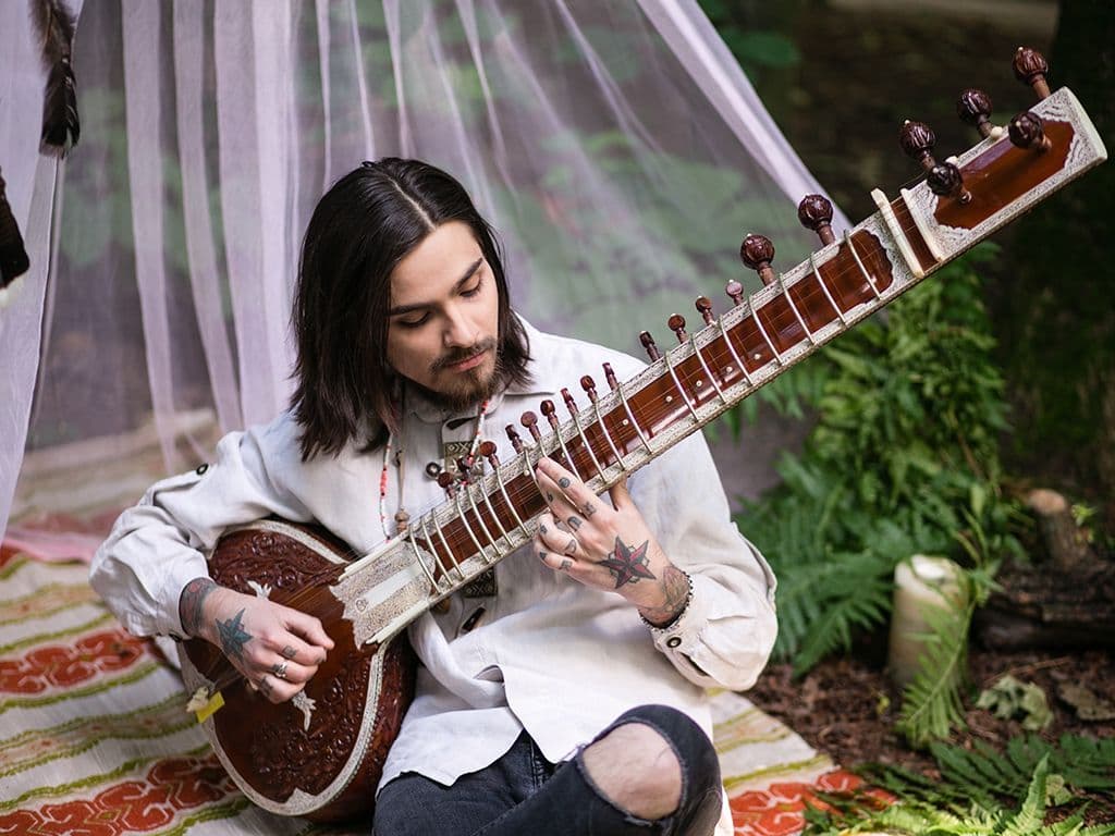 We zoeken de naam van dit instrument. Het instrument werd populair in de westerse wereld nadat onder andere George Harrison het instrument bespeelde in enkele Beatles liedjes.