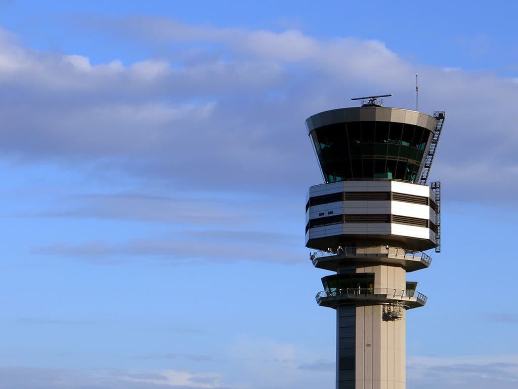 Dit bedrijf moet de veiligheid in het Belgisch luchtruim en op de openbare
luchthavens waarborgen. Dit jaar waren er door sociale onrusten echter heel wat problemen.
Vroeger waren ze bekend als de regie de luchtwegen, nadien als Belgocontrol, maar sinds een
jaar ongeveer is er een nieuwe naam. Welke?
