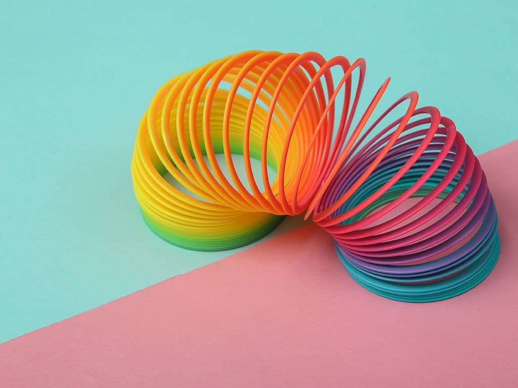 Wat is de naam van dit nostalgisch speeltje dat met behulp van de zwaartekracht de trap kan afgaan. We zijn niet op zoek naar de naam traploper, wel naar zijn meer internationaal bekende naam?