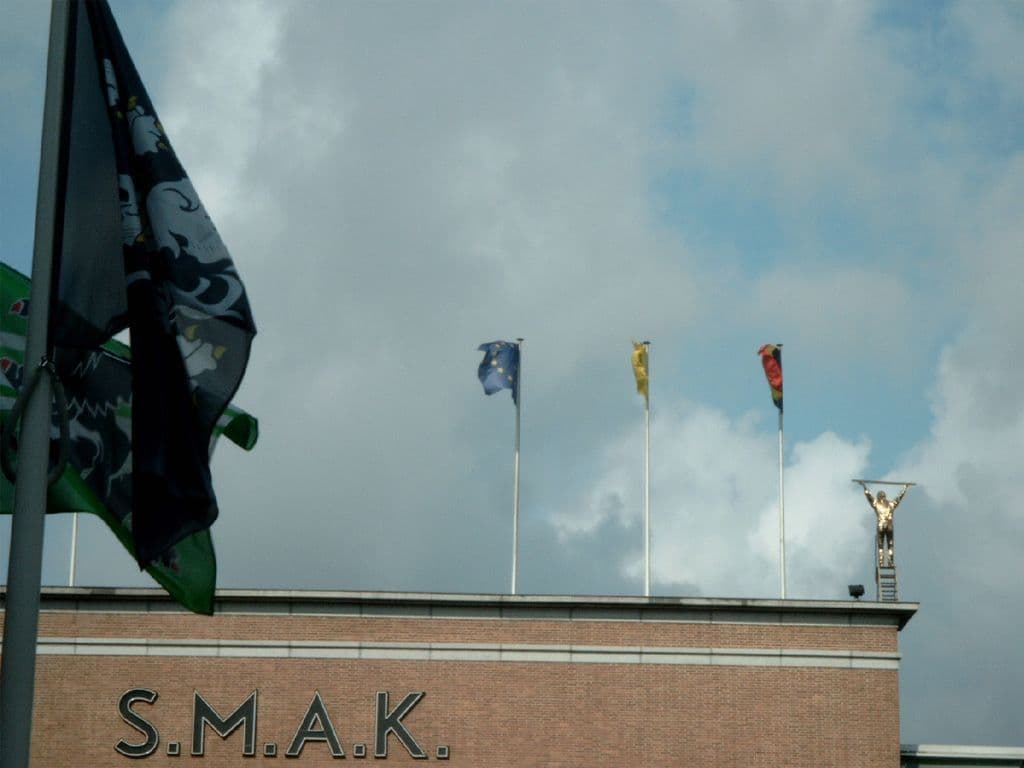 Jan Hoet was sinds 1975 conservator van het Museum voor Hedendaagse Kunst, gevestigd in het Museum voor Schone Kunsten in Gent. In 1999 kreeg dit museum een eigen gebouw en een nieuwe naam S.M.A.K. . Waarvoor staat de afkorting SMAK?