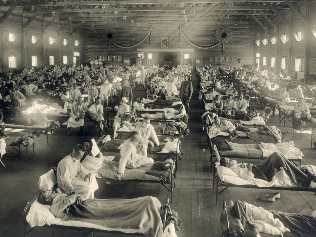 Er is een kleine kans dat iemand in de zaal het heeft meegemaakt maar nét na de eerste wereldoorlog was Europa in de ban van een zware epidemie. De dodelijke slachtoffers die het virus eiste overstijgt ruimschoots de dodelijke slachtoffers van de 1e WO zelf. We spreken tussen de 20 en de 80 miljoen doden. Hoe heette dit virus? Nog een leuk weetje hierover: één van de meest effectieve bestrijdingen van de ziekte was sterkedrank. Zo redde de koning Alfons XIII zichzelf van de dood door een volle fles bacardi-rum te ledigen. De historische wetenschappelijkheid van deze anekdote is echter ver zoek.