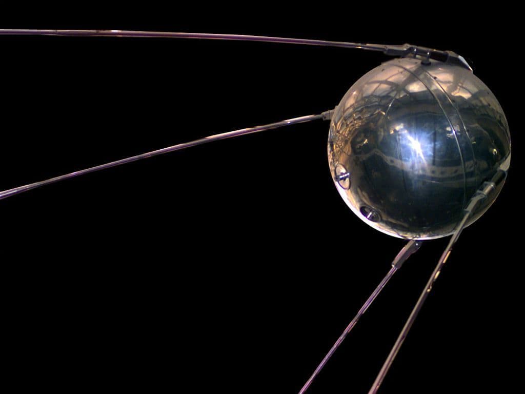 In 1957 lanceerde de Sovjetunie de allereerste kunstmatige satelliet, waarmee een nieuw tijdperk in de ruimtevaart werd ingeluid en een technologisch hoogtepunt in de Koude Oorlog werd bereikt. Deze historische satelliet zond radiosignalen uit die over de hele wereld werden opgevangen. Weet jij de naam van deze eerste kunstmatige satelliet?