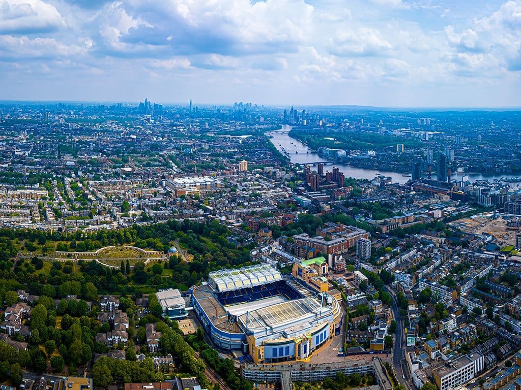 Wat is de naam van het iconische voetbalstadion in Londen dat als thuisbasis dient voor de plaatselijke voetbalclub Chelsea F.C., bekend om zijn rijke geschiedenis en belangrijke rol in het Engelse voetbal?