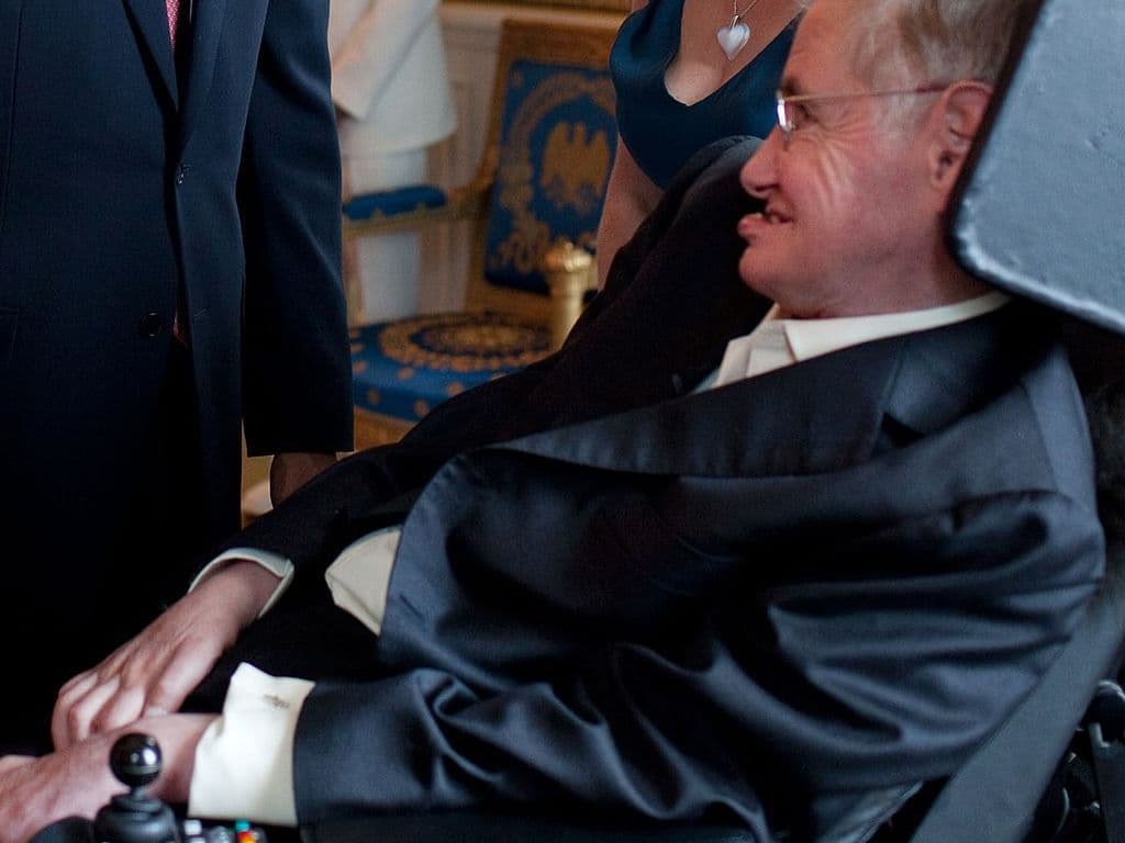 Stephen Hawking moet een van de bekendste fysici geweest zijn die ook dit millennium nog actief was. Iedereen weet wellicht dat hij aan de spierziekte ALS leed. Ken je ook de titel van zijn populaire wetenschappelijke meesterwerk uit 1988? Het is een toegankelijk verslag van de theorieën over de big bang tot aan de kwantummechanica.