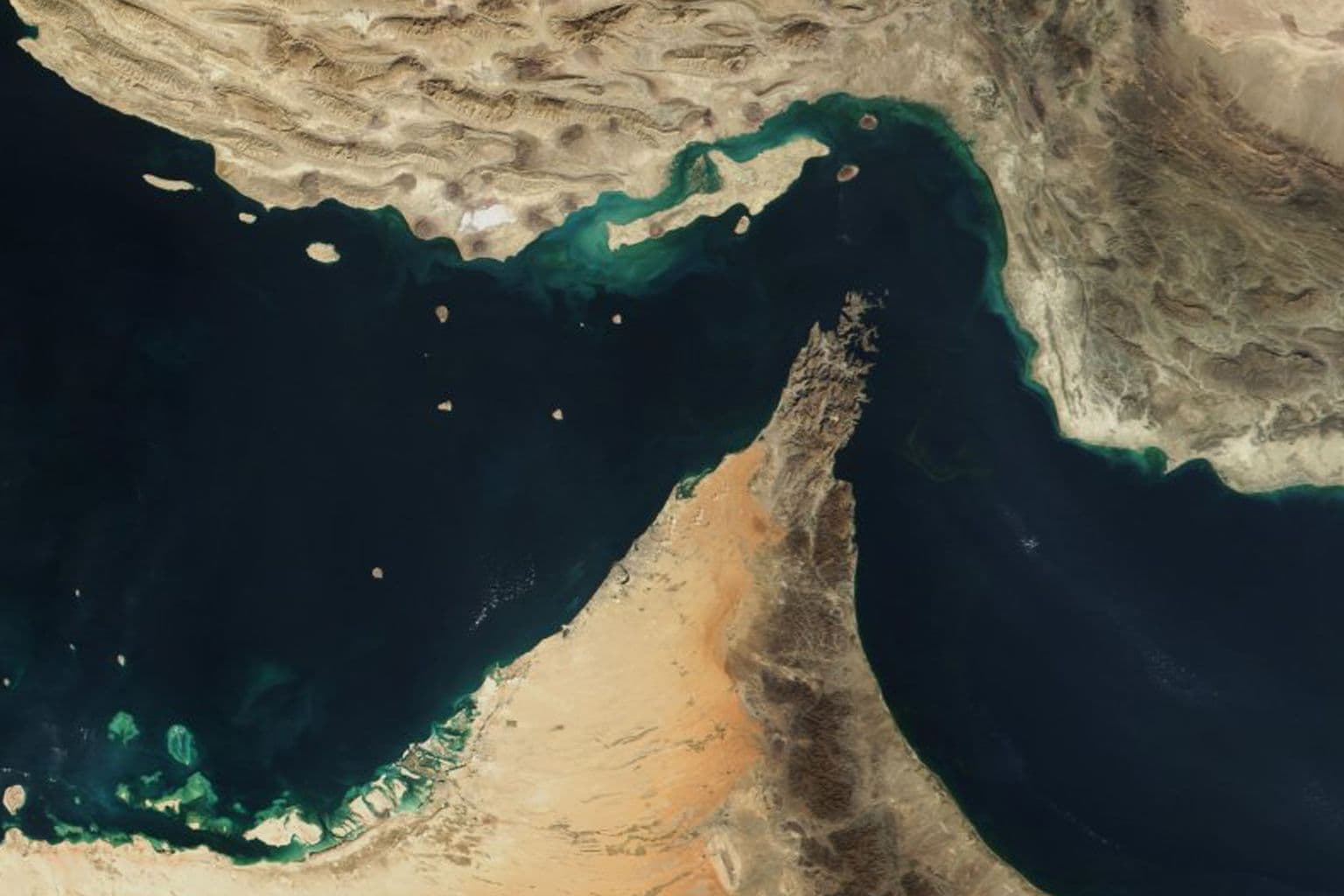 Welke strategische zeestraat werd in het voorjaar van 2026 door Iran afgesloten, wat leidde tot een wereldwijde energiecrisis?