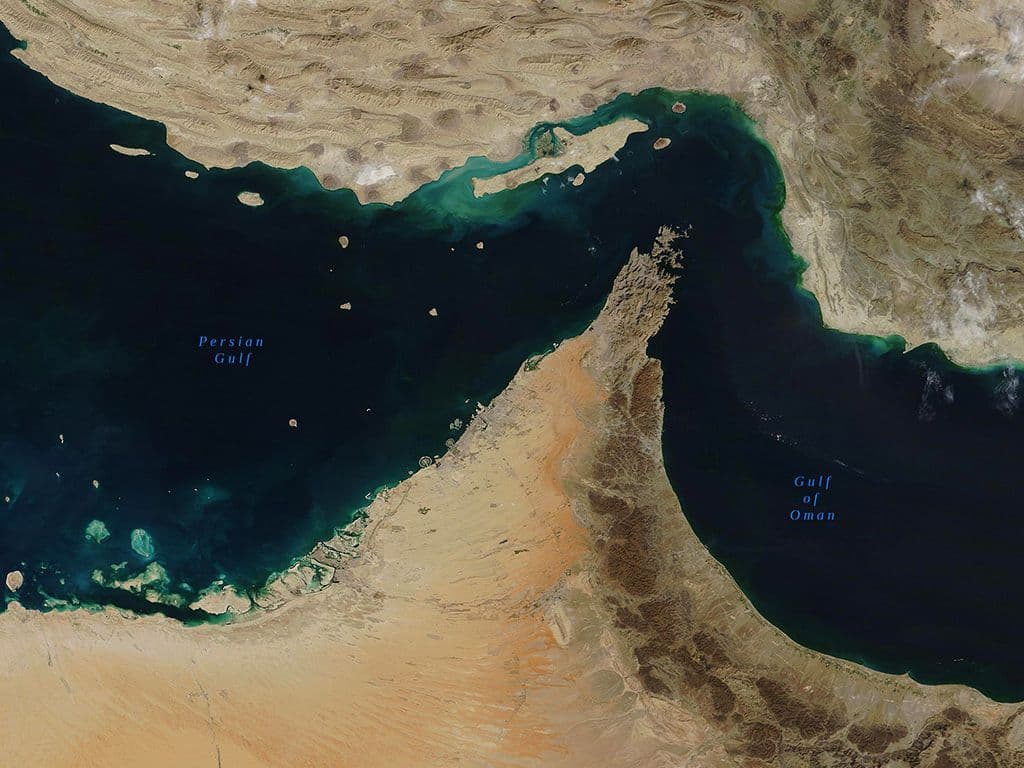 Tussen de Perzische Golf in het westen en de Golf van Oman in het oosten ligt de zeestraat die we zoeken. Ten noorden ervan ligt Iran en ten zuiden liggen de Verenigde Arabische Emiraten en Musandam, een exclave van Oman. In de smalle straat liggen bovendien nog eens verschillende eilanden waaronder ook één waar het zijn naam aan dankt. De straat is een belangrijke verkeersader voor aardolie. Door die strategische positie kwam het recent vaak in het nieuws. In juni 2019 zijn twee olietankers aangevallen nabij de Straat, waarvan er een in brand is geraakt. In juli 2019 werd er een Britse olietanker in beslag genomen door Iran.