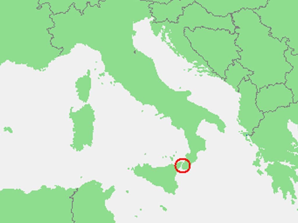 We zoeken een zeestraat in Italië die het eiland Sicilië scheidt van Calabrië op het Apennijnse Schiereiland en die de verbinding vormt tussen de Tyrreense Zee in het noorden en de Ionische Zee in het zuiden. Welke 32 km lange zeestraat zoeken we?