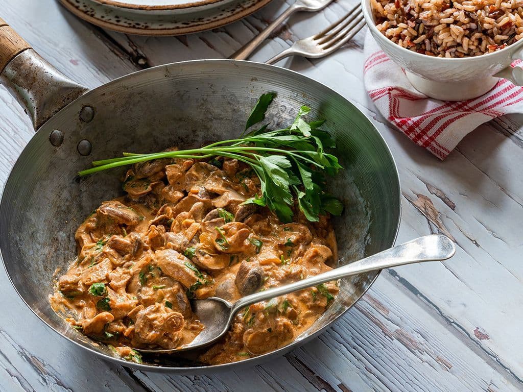 Deze van oorsprong Russische saus bestaat uit uiringen en champignons, die gebakken worden en daarna geblust met wodka (of wat dacht u). Kruiden met peper, zout en (veel) paprikapoeder, en dan nog een flinke scheut room erbij. Heerlijk bij steak, maar ook bij kip en zelfs bij gehaktballetjes. Welke pittige saus zoeken we?