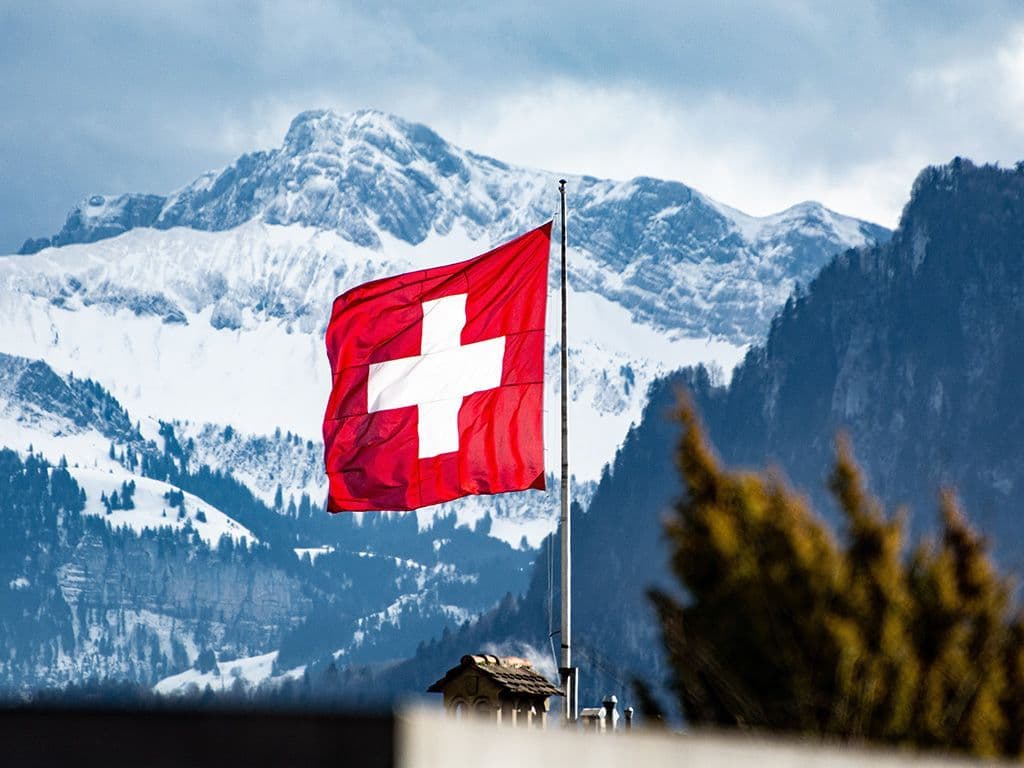 Zwitserland, het land met een bondsstad in plaat van een hoofdstad. Ook heeft Zwitserland 4 officiële landstalen. Duits, Frans, Italiaans en ...?