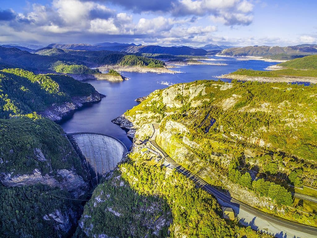 Dit eiland telt ongeveer 520.000 inwoners, heeft een oppervlakte van 68.000 vierkante kilometer, en wordt van Australië gescheiden door de zeestraat "Bass". We geven u ook nog mee dat de hoofdstad Hobart is. Graag de naam van dit eiland.