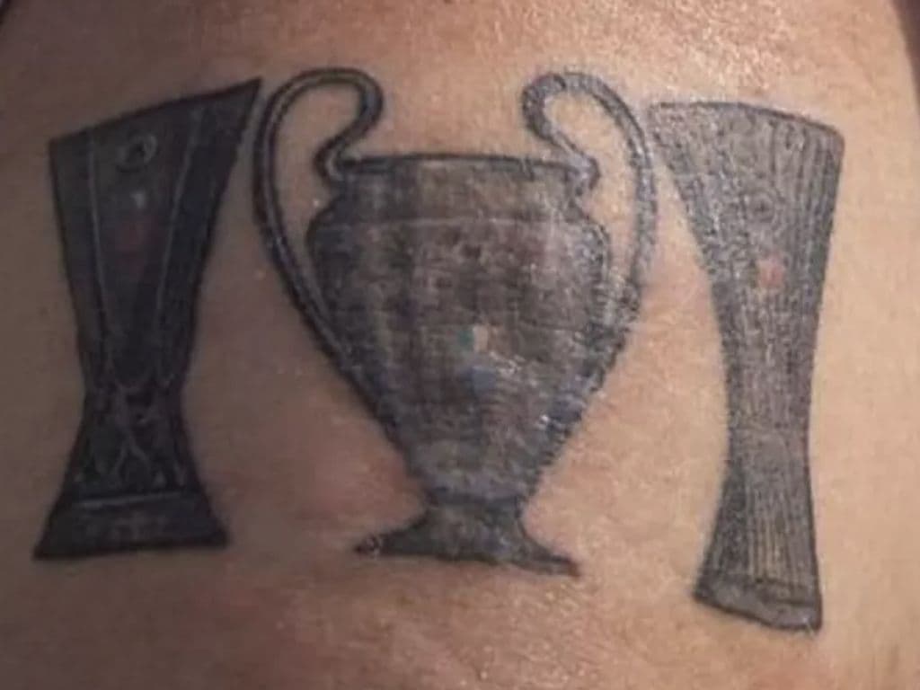 Weinig uitleg, bekijk de foto goed, en zeg mij van wie deze arm is, een beroemd/berucht iemand.