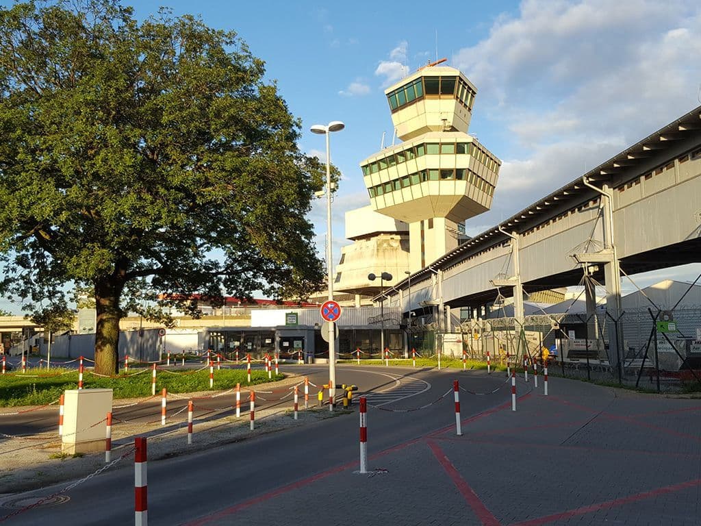 De luchthaven was tot 31 oktober 2020 de grootste van de twee in gebruik zijnde luchthavens, naast Schönefeld, in het hoofdstedelijke gebied van Berlijn. De luchthaven ligt op ongeveer acht kilometer van het centrum van Berlijn. Het vliegveld is vernoemd naar uitvinder Otto Lillenthal. Na de opening van de Flughafen Berlin Brandenburg op 31 oktober 2020 eindigden de reguliere vluchten naar deze luchthaven op 8 november 2020 en sloot de luchthaven voorgoed in mei 2021. Welke luchthaven zoeken we?