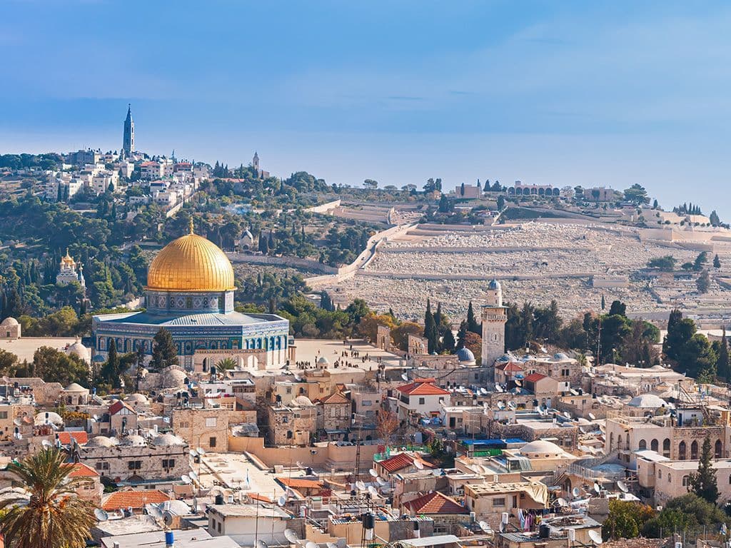 Wat is de naam van de heuvel in het oostelijk deel van de door Israël bezette en geannexeerde oude stad Jeruzalem (in Oost-Jeruzalem), die voor elk van de drie abrahamitische religies van groot belang is?