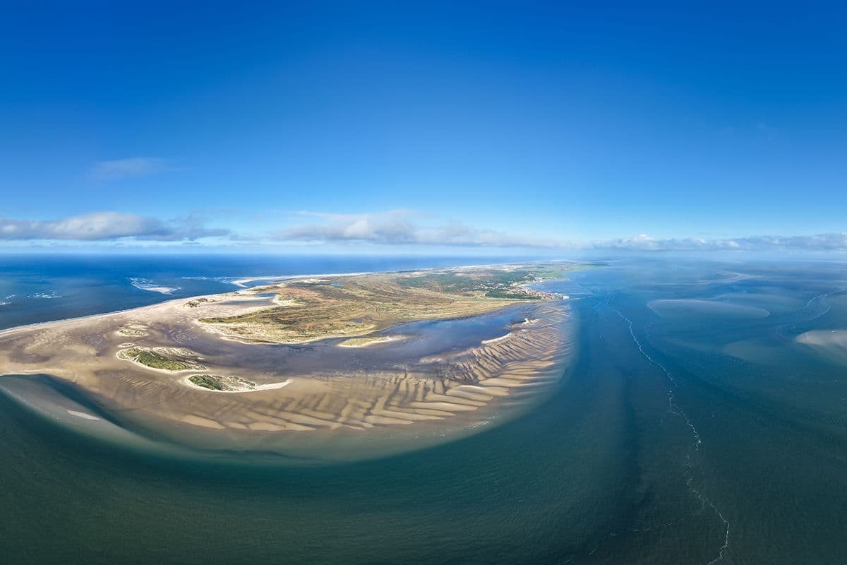 Hoeveel bewoonde eilanden telt het Nederlandse waddengebied?
