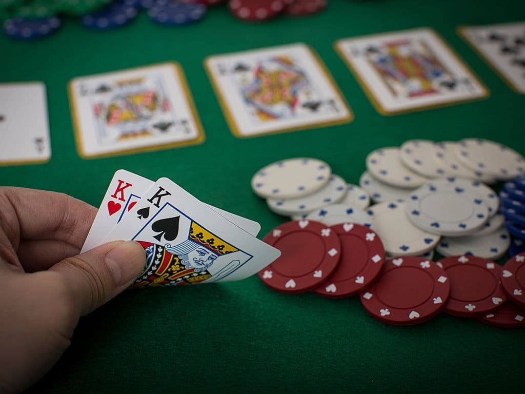 De meeste mensen staan er niet bij stil dat er verschillende manieren zijn om je pokerspel in te delen. Zo bestaat er de versie waarbij de speler 4 kaarten in de hand mag houden. De meest gangbare is de versie waarbij er 5 kaarten op tafel liggen en 2 in de hand gehouden worden. Hoe heet deze heel bekende spelvorm?