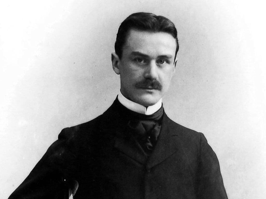 In 1929 ging de Nobelprijs literatuur naar een Duitser voor zijn werk Buddenbrooks, een boek dat dateerde uit 1901. U kan de man verder ook kennen van De Toverberg en De Dood in Venetië. Wie is deze schrijver die geldt als één van de grootsten van de Duitse literatuur uit de twintigste eeuw?