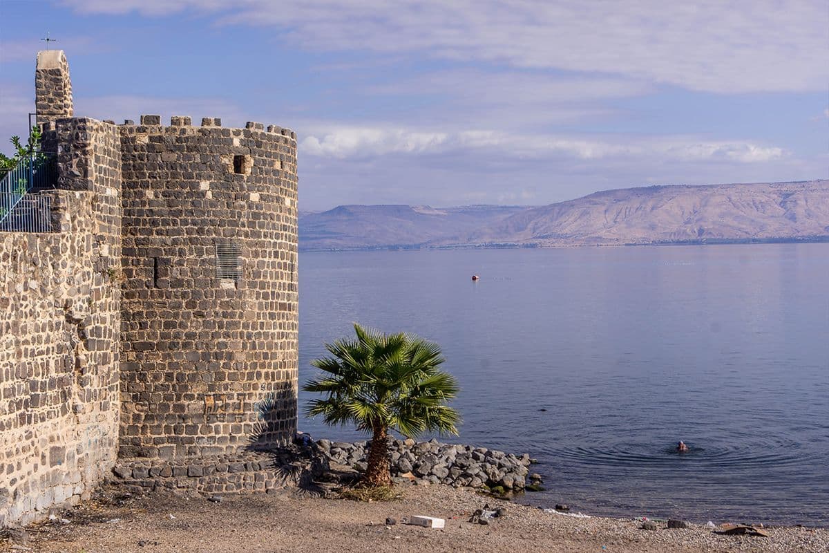 De Wet op de Terugkeer, een Israëlische wet uit 1950, stipuleert dat iedereen van Joodse
afkomst het recht heeft zich in Israël te vestigen en het Israëlische staatsburgerschap te verkrijgen. Deze wet veroorzaakte een enorme bevolkingstoename in het land, waardoor extra watervoorziening noodzakelijk werd. Daarom werd het plan opgevat om water van een meer in het noordoosten naar andere delen van Israël te leiden d.m.v. de National Water Carrier. Dit meer wordt in de Bijbel meermaals vermeld, zij het onder verschillende namen. Jezus leefde namelijk een tijdlang in Kafarnaüm, aan de rand van dit meer. Welk meer? (er zijn 4 namen mogelijk)