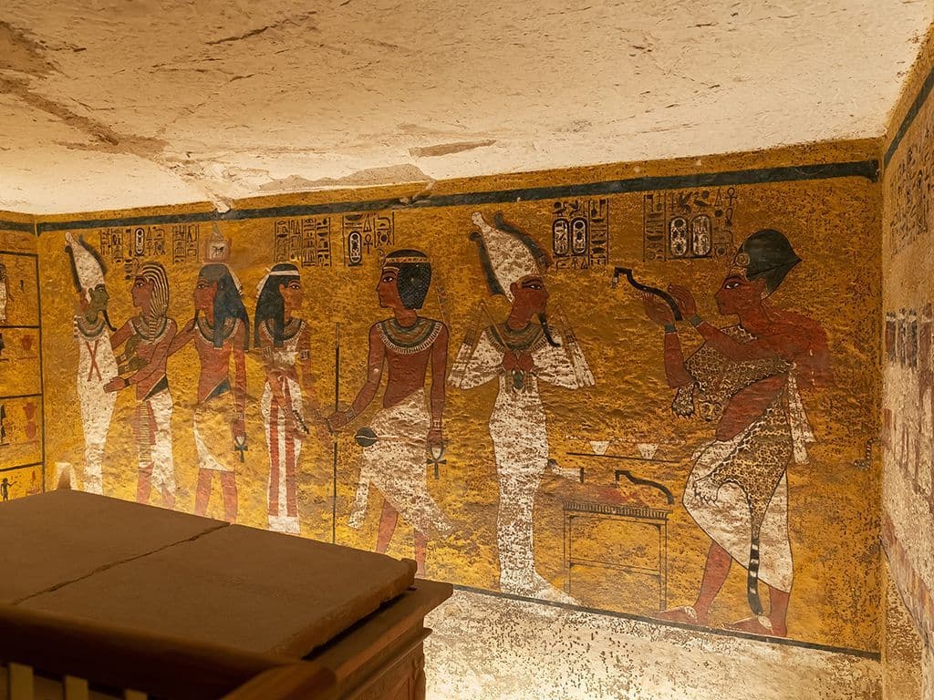 De grootste ontdekking van vorige eeuw was ongetwijfeld de ontdekking van het graf van farao Toetanchamon. De ontdekker van graf nummer DK 62, was Howard Carter, die gefinancierd werd door de Engelse Lord Carnavon. Op welke plaats in Egypte, waar ook nog andere graven van faraos werden ontdekt, werd Toetanchamon rond 1330 V.C. begraven?