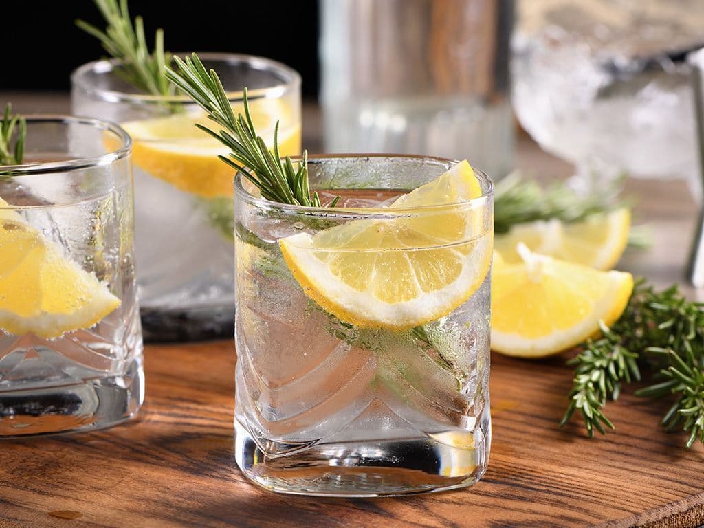 Tonic bevat een beetje van de medicinale stof kinine. Vroeger was de dosis hoger. Welke ziekte werd hiermee bestreden?