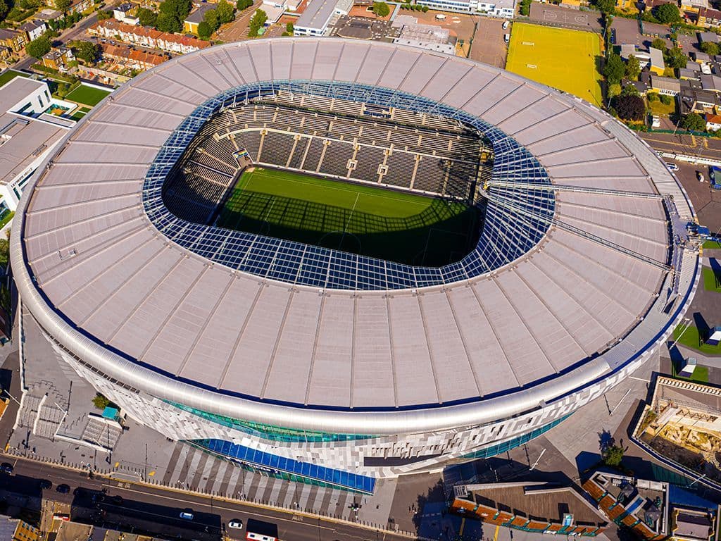 In 2017 werd het stadion van Tottenham Hotspurt gedeeltelijk gesloopt. Hierna speelde de club eventjes in het Wembley stadium, maar in oktober 2018 kon Tottenham opnieuw terecht in hun eigen stadium. Wat was de naam van het stadion voor de sloop?