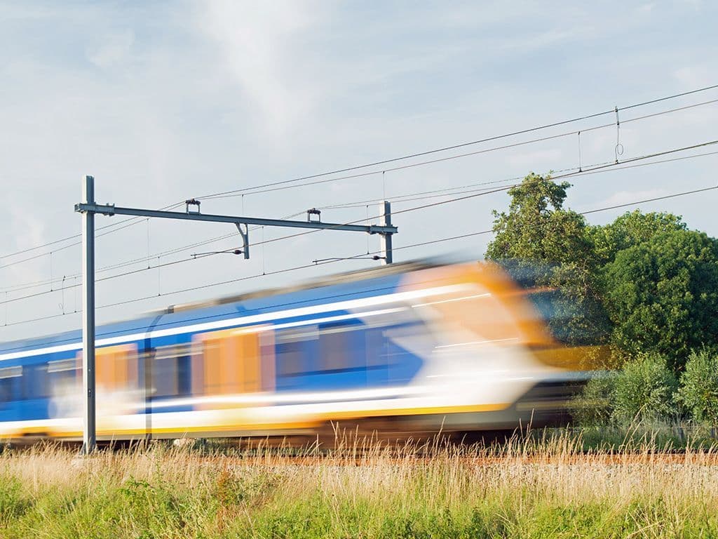 We zijn op zoek naar een treindienstsoort van de Nederlandse Spoorwegen (NS). Andere spoorwegvervoerders in Nederland gebruiken de aanduiding stoptrein. Voor 2003 gebruikte de NS deze aanduiding ook. Tussen dat jaar en 2012 veranderde de NS de aanduiding voor deze treindienstsoort. Hoe heet deze treindienstsoort?