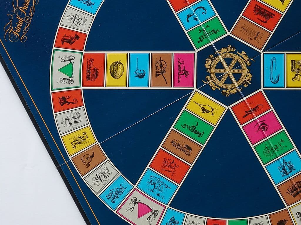 In het klassieke bordspel Trivial Pursuit draait alles om het beantwoorden van vragen in verschillende categorieën. Spelers verzamelen kleuren door juiste antwoorden te geven en proberen uiteindelijk het spel te winnen door alle benodigde kleuren te verzamelen en de eindvraag correct te beantwoorden. Maar weet jij hoeveel kleuren een speler moet verzamelen om te winnen?