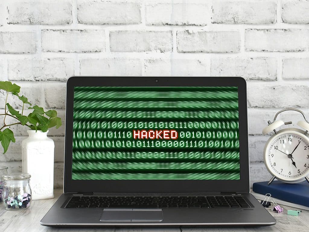 We horen meer en meer in het nieuws over grootschalige hackings en phishing mails. We kunnen niet voorzichtig genoeg zijn op het internet. Vaak hacken ze een computer aan de hand van een functie die verborgen zit in een programma dat door de gebruiker wordt geïnstalleerd. Deze functie kan toegang verschaffen tot de geïnfecteerde computer. Wat is de engelse term voor een dergelijk virus?