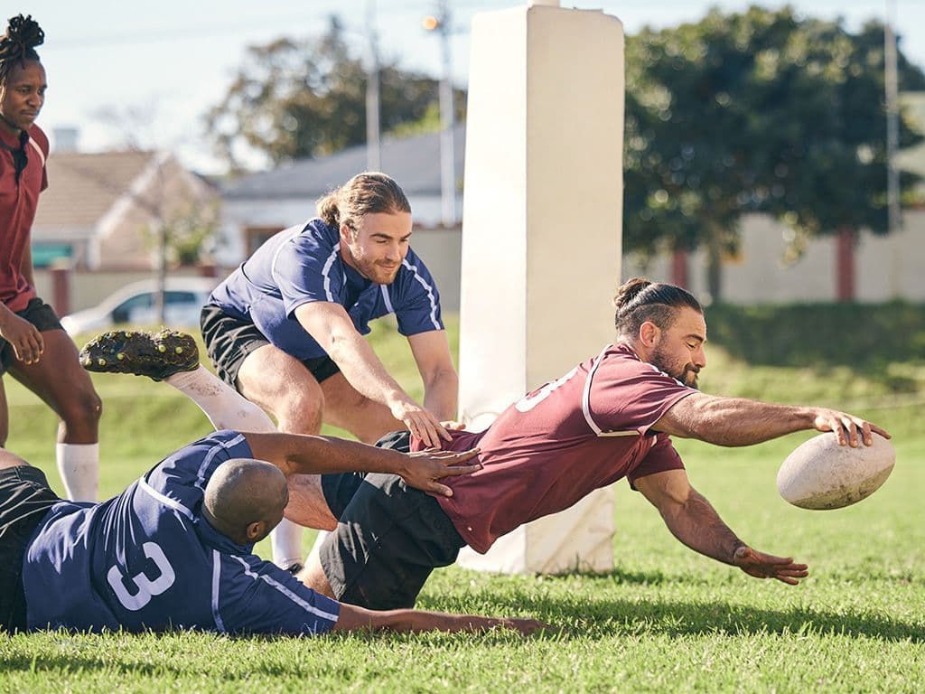 Voor velen zijn de regels van de edele rugby-sport Chinees maar één manier om te scoren bestaat er alvast in om de bal gecontroleerd en in één beweging neer te drukken in het gebied achter de palen van de tegenstander. Dit levert meteen 4 punten op. In American footbal zouden we dit een touchdown noemen, probeert u ons toch maar de rugby-term te geven.