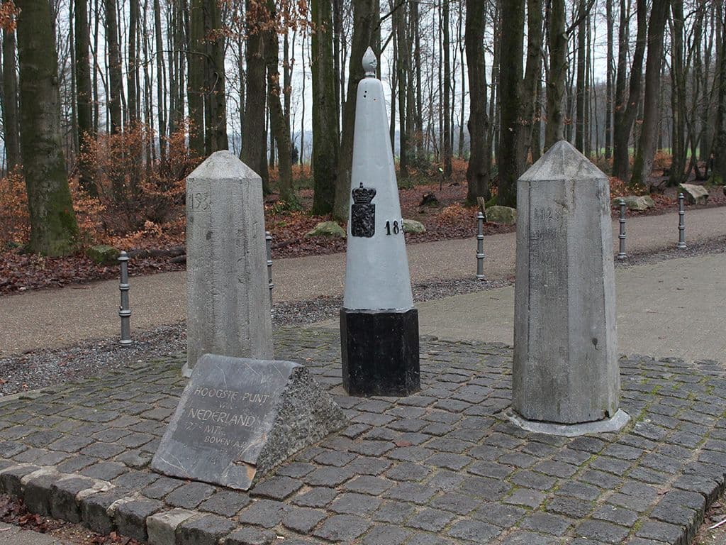 Wat is het hoogste punt van Europees Nederland? Vlakbij staan twee uitkijktorens; aan de Nederlandse kant de Wilhelminatoren en aan de Belgische kant de Koning Boudewijntoren.