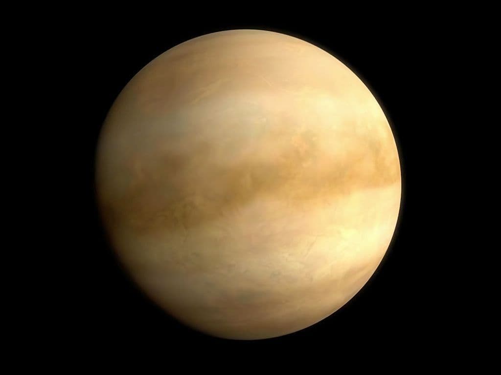 Welke planeet draait vanuit het noorden gezien, in tegenstelling tot de andere planeten, met de klok mee (retrograad) om haar as?