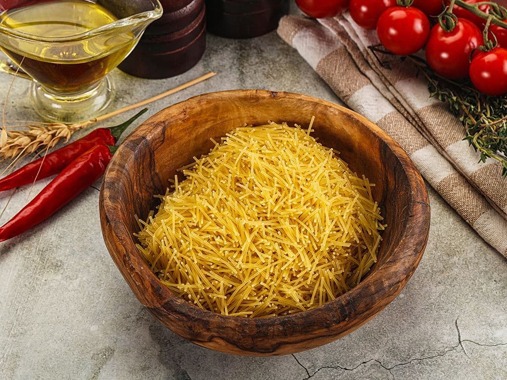 Welke Italiaanse pastasoort heeft een zeer dunne, lange vorm, is fijner dan spaghetti, dankt zijn naam aan het woord “wormpjes” en wordt zowel gebruikt in lichte tomatensauzen, soepen als in internationale keukens buiten Italië?
