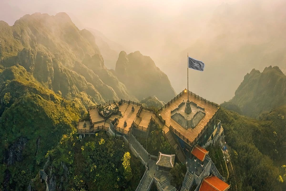 Uit welke 2 kleuren bestaat de vlag van Vietnam?
