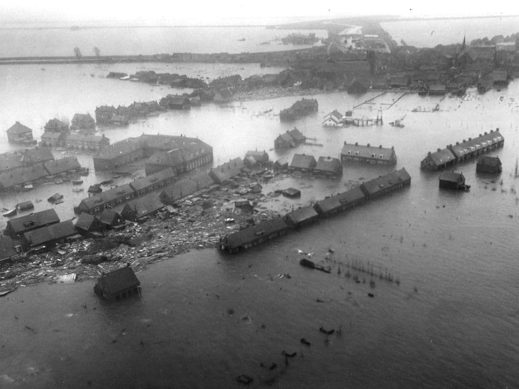 In Nederland vond er ooit een watersnoodramp plaats die de aanleiding gaf voor de ontwikkeling van de Deltawerken. De ramp werd veroorzaakt door een stormvloed in combinatie met springtij. 1835 mensen lieten het leven. Velen werden onder andere al zwemmend, met een touw rond hun middel, gered uit hun huizen. In welk jaartal vond deze ramp plaats?