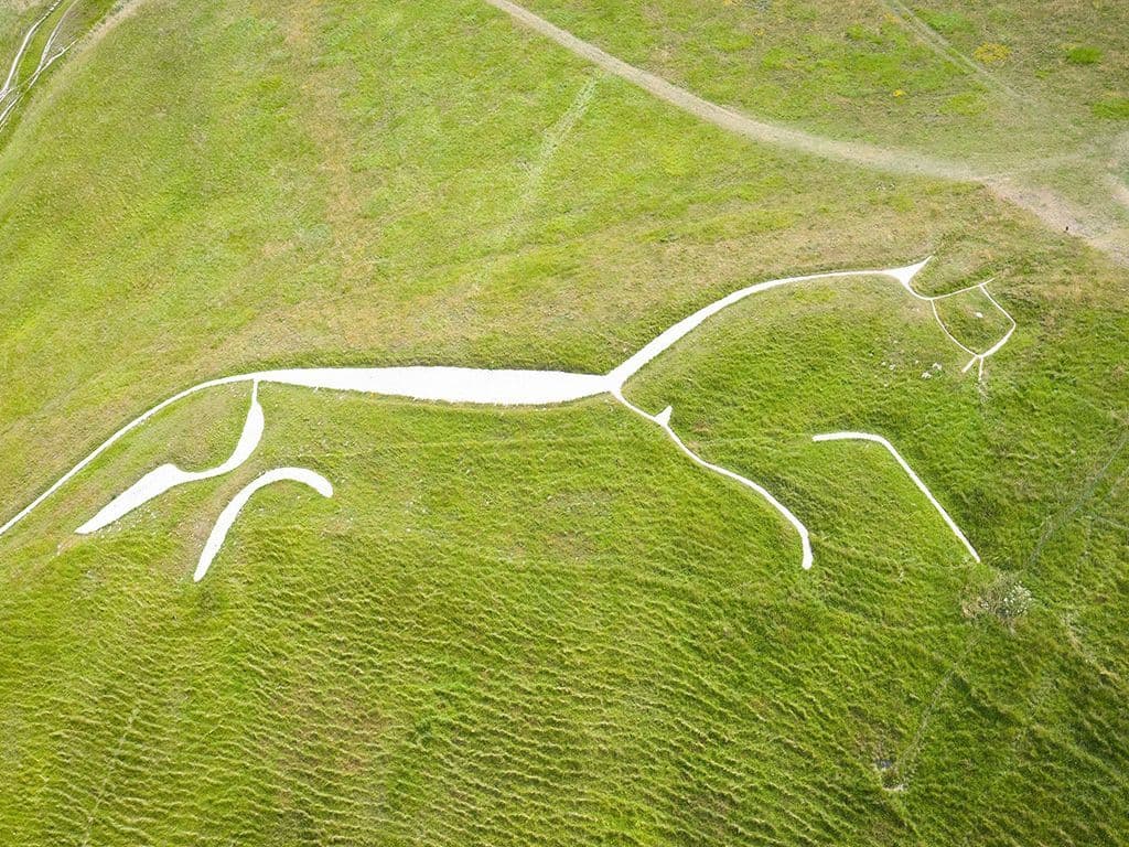 In Oxfordshire liep rond 1000 V.ch. een getalenteerd volk rond. Kunstzinnig
volk maakte een geoglief van aanzienlijke grootte. In witte kalk werd een beeld
‘uitgehouwen’. Hoe noemt dit beeld? Wees volledig