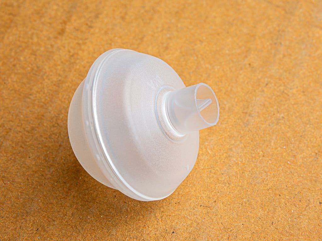 Dit klein plastiek balletje, een “widget” genoemd, vind je terug in een blik Guinness en heeft als doel om de eigenschappen van getapt bier na te bootsen. De blikken worden onder druk gevuld. Door het drukverschil bij het openen van het blik wordt het gas via een klein gaatje uit de widget geperst zodat de schuimkraag wordt gevormd. Welk gas vinden we terug in de widget?